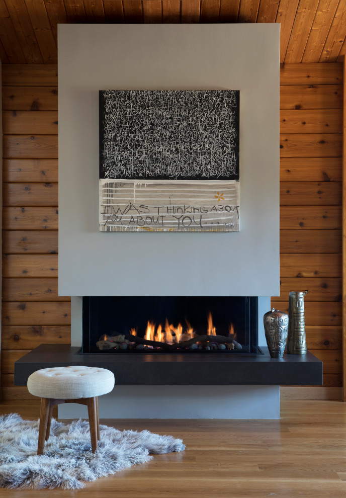サンフランシスコにあるラグジュアリーな中くらいなコンテンポラリースタイルのおしゃれなLDK (茶色い壁、無垢フローリング、横長型暖炉、ベージュの床、板張り天井、木材の暖炉まわり、テレビなし、板張り壁) の写真
