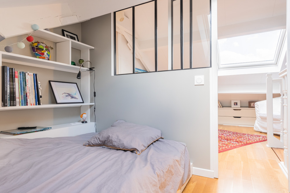 Kleines, Neutrales Modernes Jugendzimmer mit Schlafplatz, grauer Wandfarbe, hellem Holzboden, beigem Boden und freigelegten Dachbalken in Paris