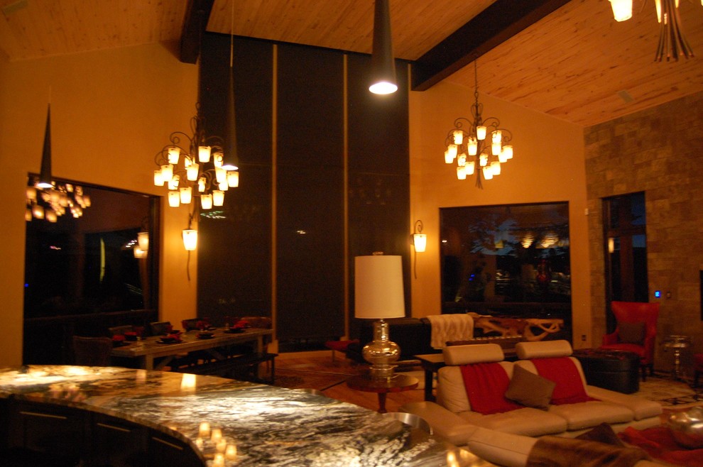 Transitional home design photo in Albuquerque