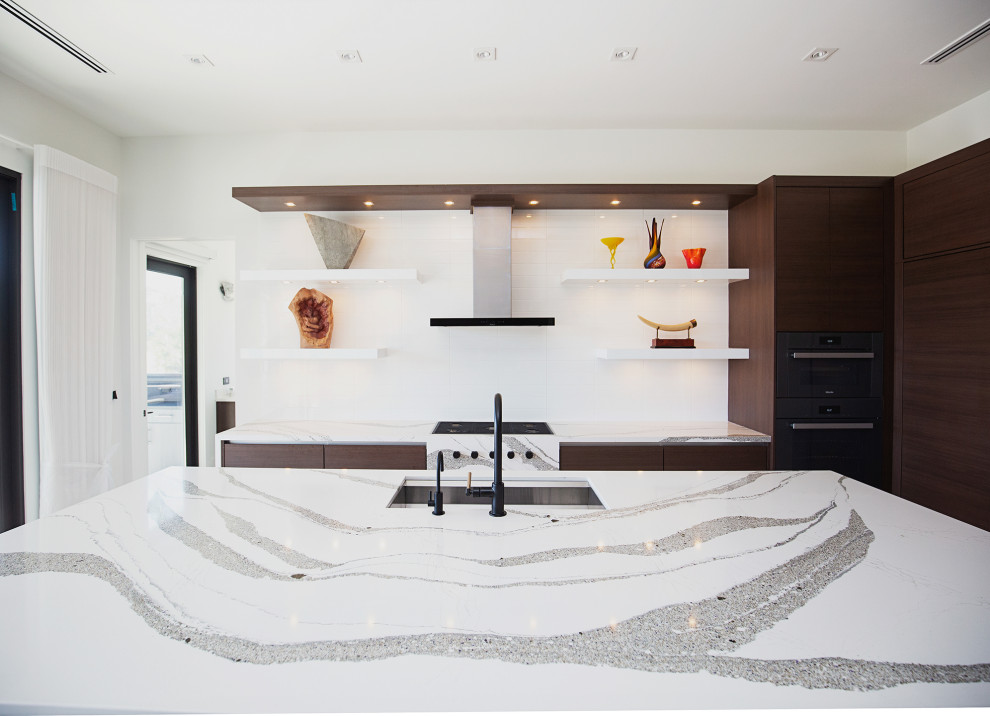 Exempel på ett stort modernt vit vitt kök, med en nedsänkt diskho, släta luckor, bruna skåp, bänkskiva i kvartsit, vitt stänkskydd, stänkskydd i keramik, färgglada vitvaror, marmorgolv, en köksö och vitt golv