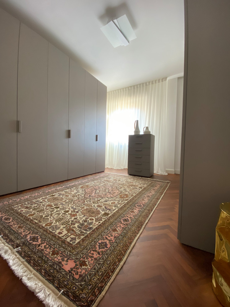 На фото: огромная гостевая спальня (комната для гостей) в современном стиле с белыми стенами, темным паркетным полом и коричневым полом с