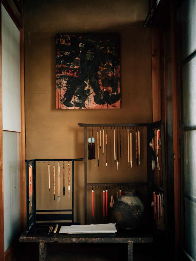 Immagine di uno studio etnico con pareti marroni, pavimento in bambù, pavimento giallo, soffitto in legno e pareti in legno