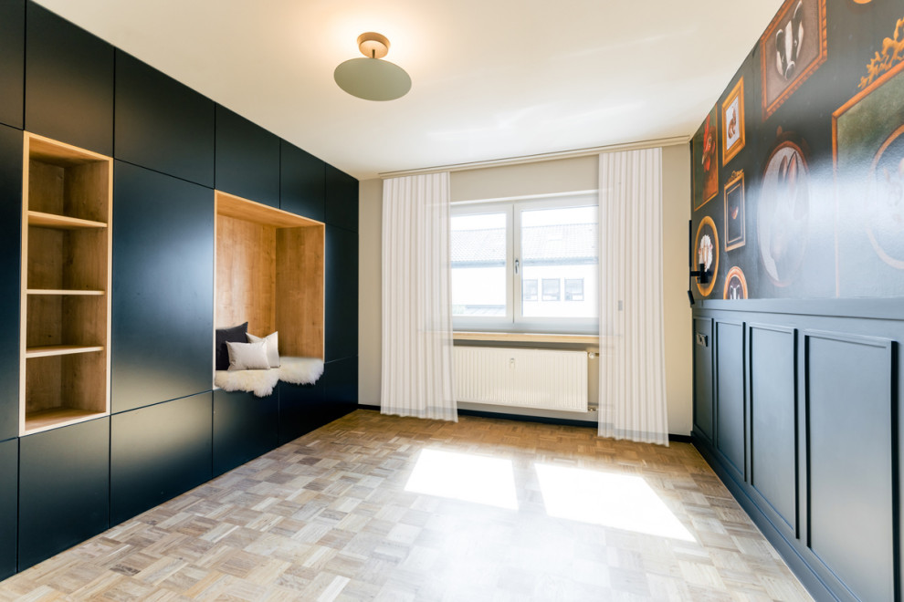 Esempio di una camera matrimoniale design di medie dimensioni con pareti beige, pavimento in legno massello medio, pavimento marrone e carta da parati