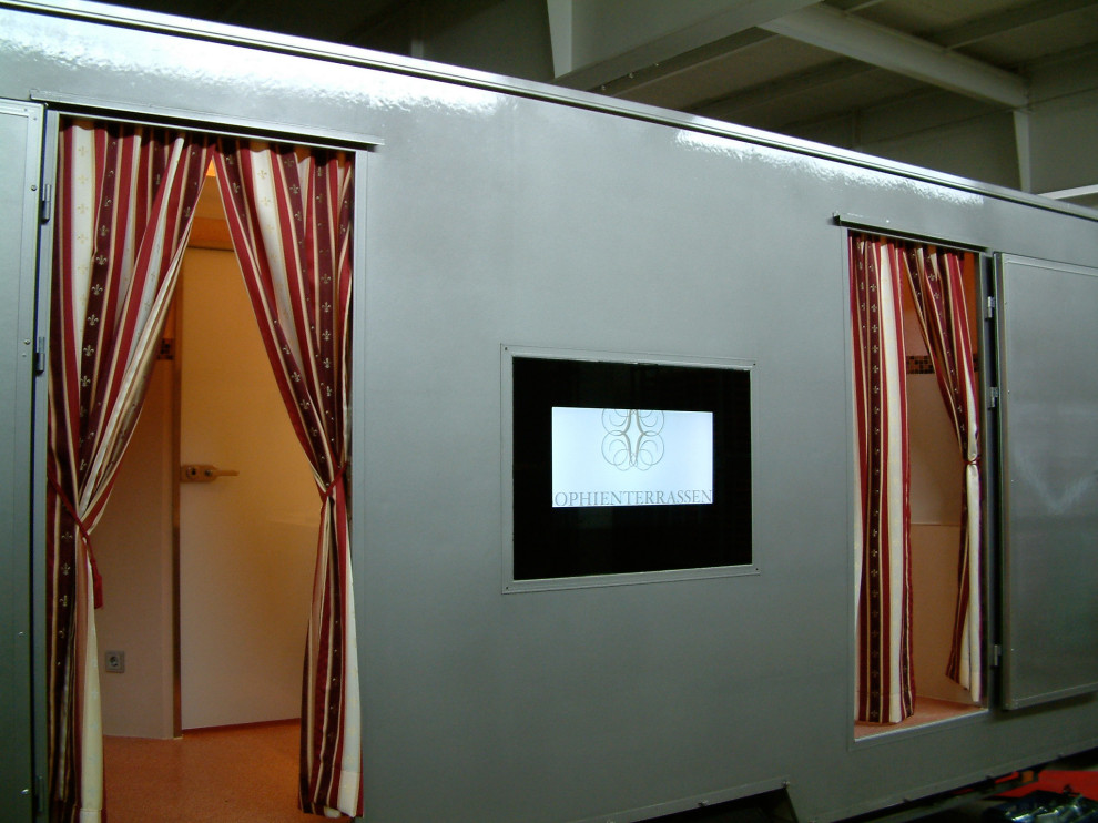 На фото: большой туалет в классическом стиле с инсталляцией, коричневой плиткой, стеклянной плиткой, бежевыми стенами, полом из линолеума, настольной раковиной, стеклянной столешницей, оранжевым полом, бежевой столешницей и подвесной тумбой с