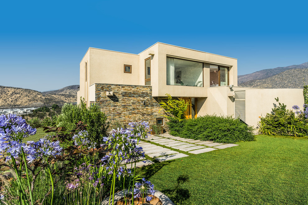 Photo of a contemporary two-storey exterior in Madrid with a flat roof.