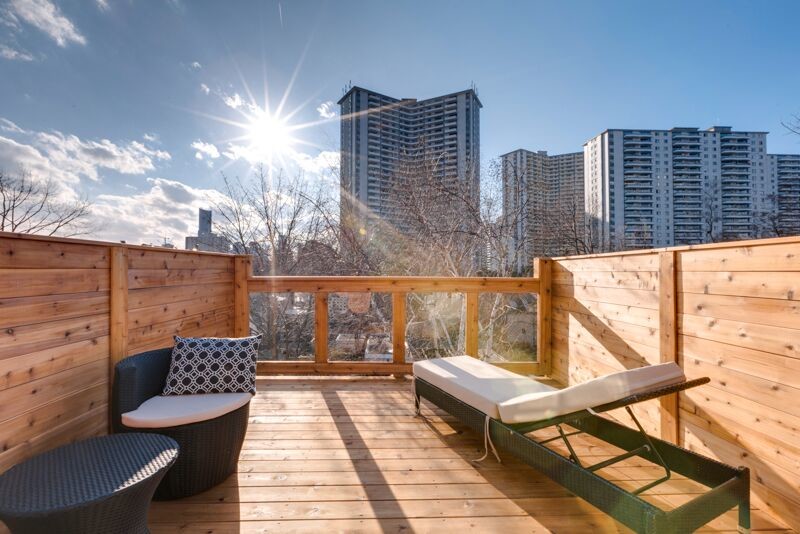 Inspiration for a transitional deck remodel in Toronto