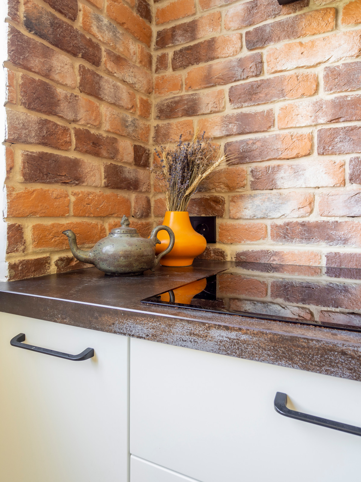 Кухня в стиле неоклассика без верхних модулей