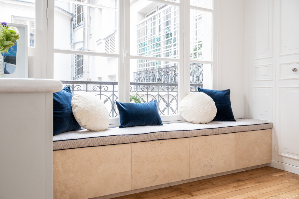 パリにある高級な中くらいなコンテンポラリースタイルのおしゃれな玄関ロビー (白い壁、ライムストーンの床、板張り天井) の写真