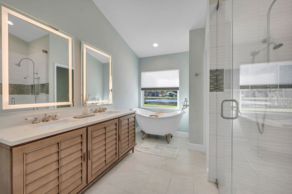 Exempel på ett stort modernt beige beige en-suite badrum, med luckor med lamellpanel, skåp i mellenmörkt trä, en dusch i en alkov, en toalettstol med separat cisternkåpa, vit kakel, keramikplattor, gröna väggar, klinkergolv i keramik, ett undermonterad handfat, bänkskiva i kvarts, vitt golv och dusch med gångjärnsdörr