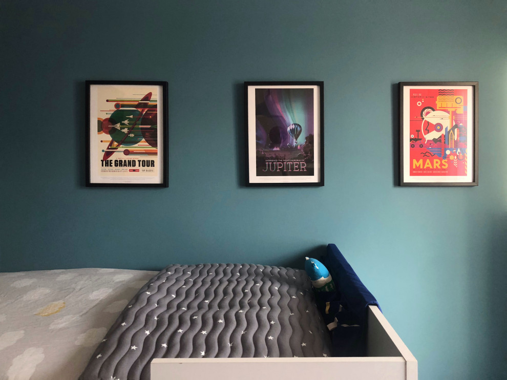 This is an example of a mid-sized contemporary kids' bedroom for kids 4-10 years old and boys in Paris with blue walls and light hardwood floors.