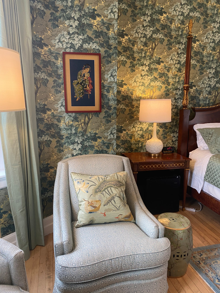 シカゴにあるトラディショナルスタイルのおしゃれな寝室 (緑の壁、淡色無垢フローリング、薪ストーブ、石材の暖炉まわり、壁紙)