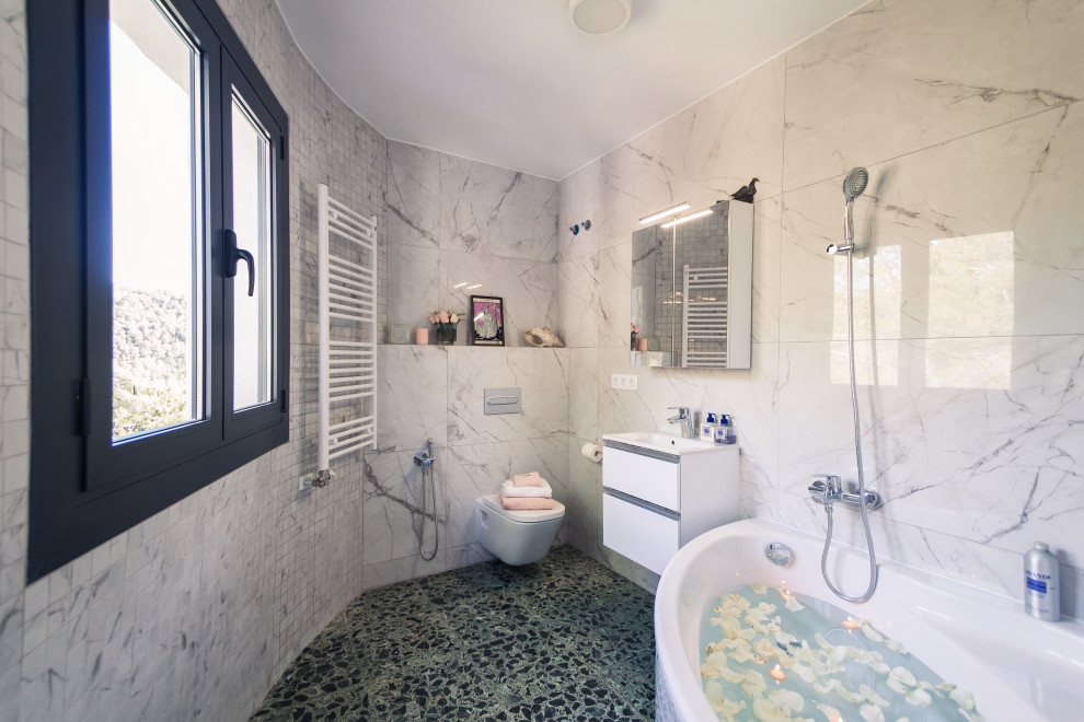 Свежая идея для дизайна: большая главная ванная комната в современном стиле с плоскими фасадами, белыми фасадами, угловой ванной, писсуаром, керамической плиткой, подвесной раковиной, открытым душем, окном, тумбой под одну раковину и подвесной тумбой - отличное фото интерьера