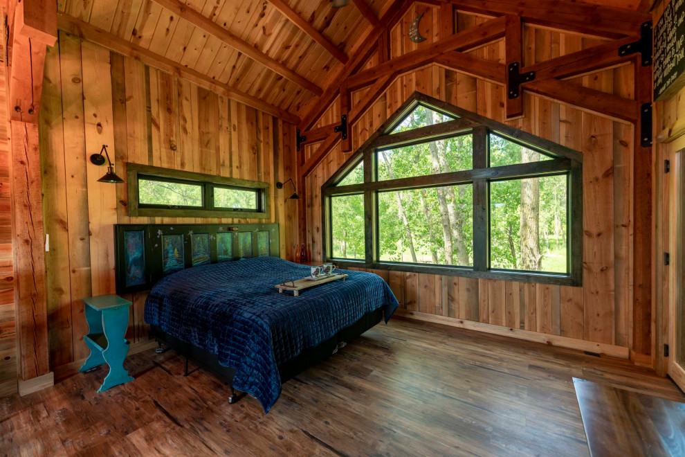 Idee per una piccola camera matrimoniale rustica con pavimento in legno massello medio e pavimento marrone