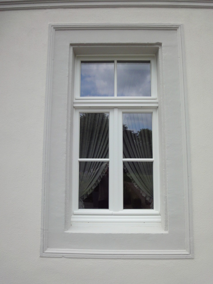 Großes, Dreistöckiges Country Einfamilienhaus mit Putzfassade, weißer Fassadenfarbe, Satteldach und Blechdach in Köln