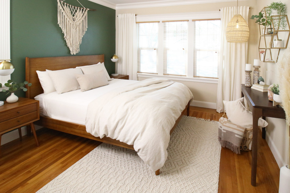 Свежая идея для дизайна: хозяйская спальня среднего размера в стиле ретро с зелеными стенами, паркетным полом среднего тона и коричневым полом - отличное фото интерьера