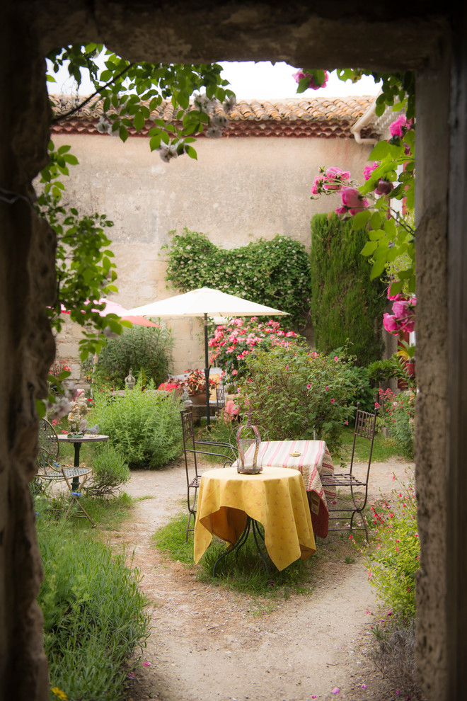 This is an example of a country patio in Marseille.