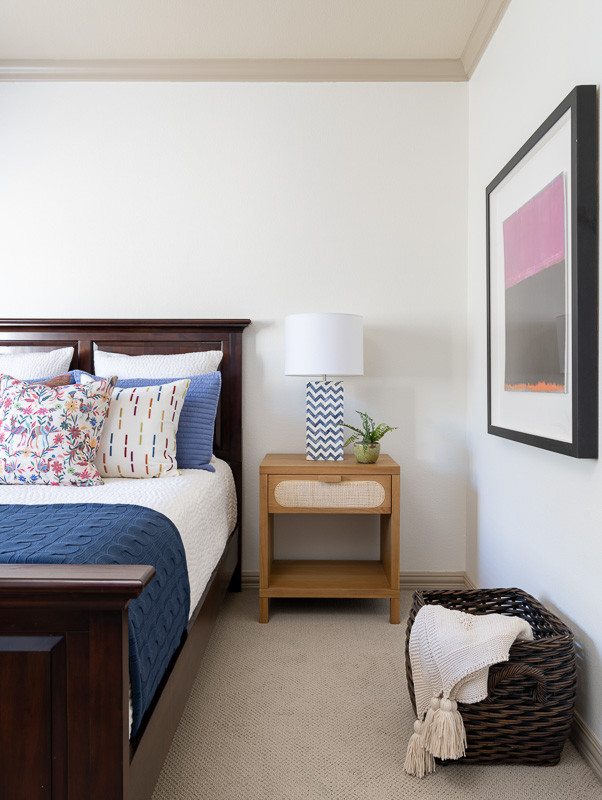 Стильный дизайн: спальня в стиле неоклассика (современная классика) с белыми стенами, ковровым покрытием и бежевым полом без камина - последний тренд