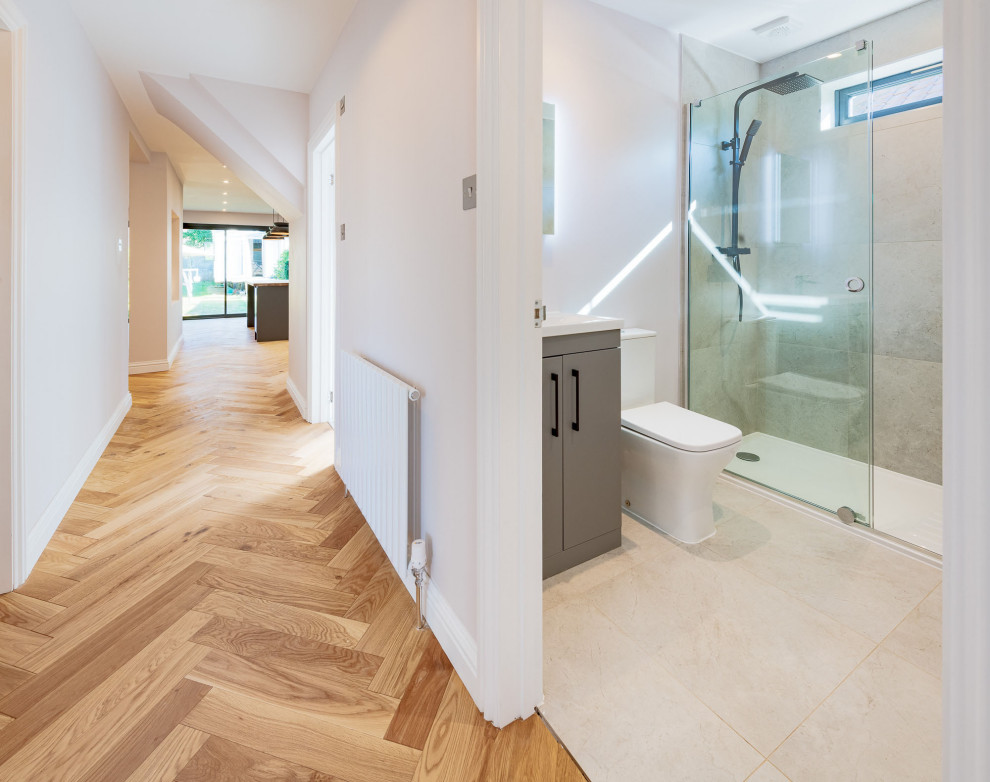 Пример оригинального дизайна: ванная комната среднего размера в современном стиле с плоскими фасадами, серыми фасадами, открытым душем, керамической плиткой, серыми стенами, полом из керамической плитки, душевой кабиной, серым полом, душем с раздвижными дверями, серой столешницей, нишей, тумбой под одну раковину и напольной тумбой