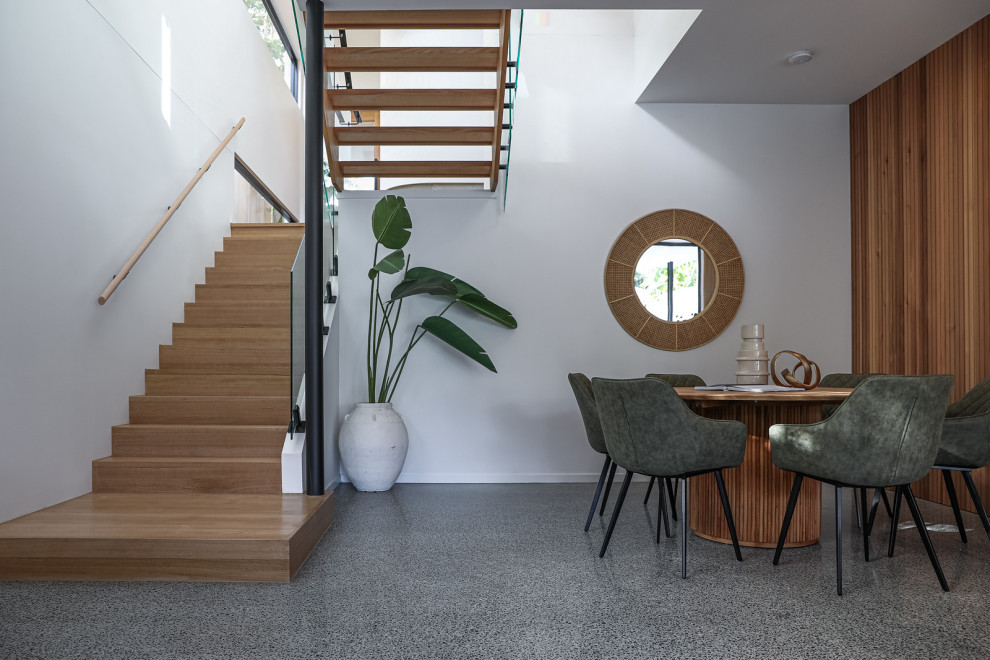 Стильный дизайн: маленькая п-образная лестница в современном стиле с деревянными ступенями, стеклянными подступенками и деревянными перилами для на участке и в саду - последний тренд
