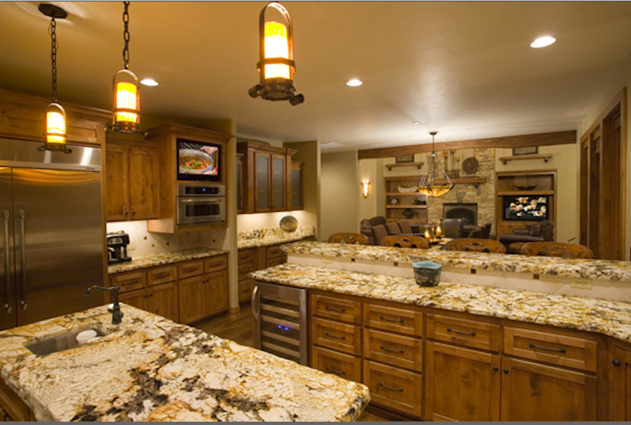 Example of a mid-sized mountain style u-shaped medium tone wood floor eat-in kitchen design with an undermount sink, shaker cabinets, medium tone wood cabinets, granite countertops, beige backsplash, ceramic backsplash, stainless steel appliances and an island