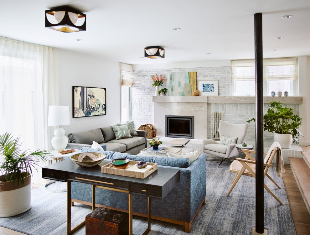 Mittelgroßes, Fernseherloses, Abgetrenntes Modernes Wohnzimmer mit weißer Wandfarbe, braunem Holzboden, Kamin und Kaminumrandung aus Metall in Boston