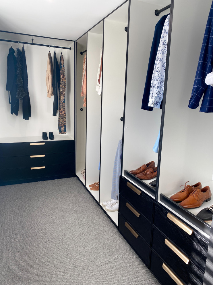 Idéer för ett mellanstort walk-in-closet för könsneutrala, med svarta skåp, heltäckningsmatta och grått golv