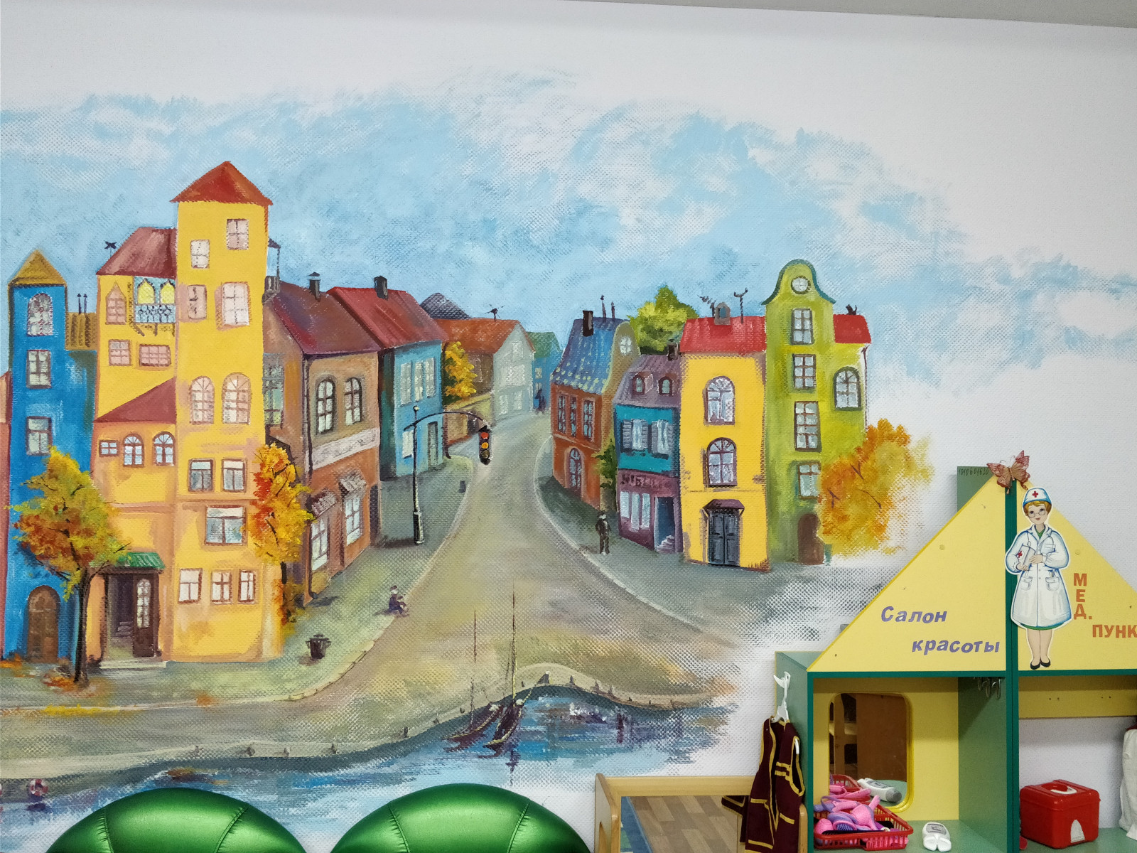 Роспись стены в детском саду