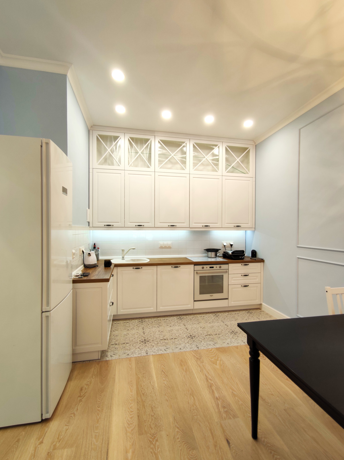 Светлая кухня с плиткой и паркетной доской