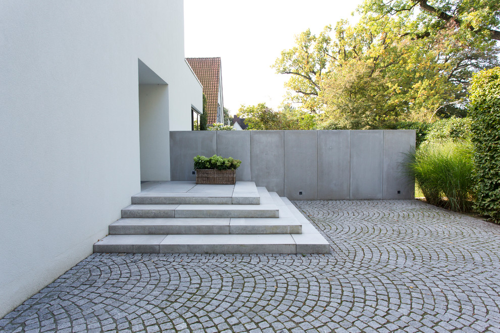 This is an example of a mid-sized contemporary driveway in Hamburg.