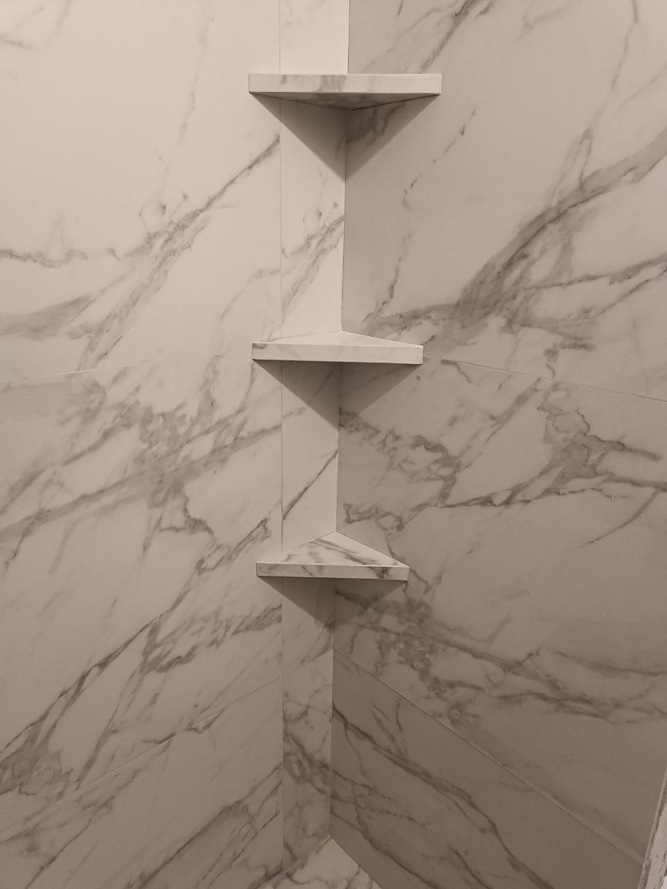 Парящие полки в ванной — максимум пользы, минимум лишнего