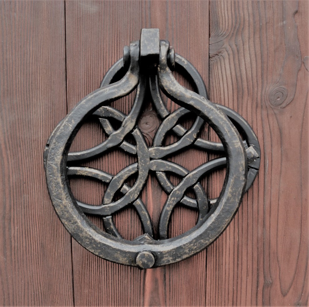 Гаражная дверь в романском стиле