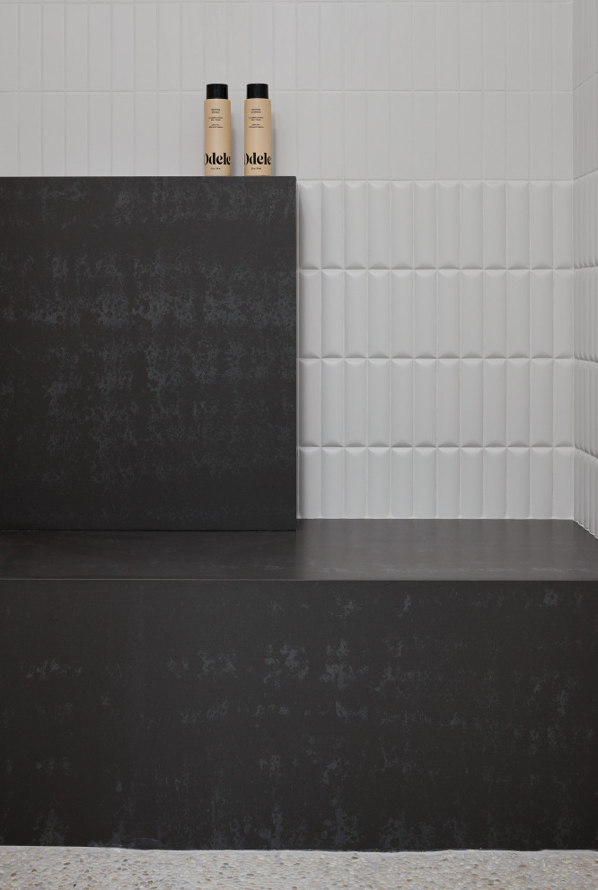 Inspiration för stora moderna grått en-suite badrum, med släta luckor, skåp i ljust trä, ett fristående badkar, en dusch i en alkov, grå kakel, keramikplattor, vita väggar, cementgolv, bänkskiva i kvarts, orange golv och dusch med gångjärnsdörr