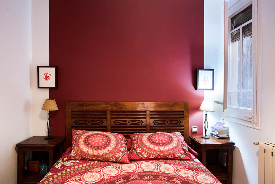Источник вдохновения для домашнего уюта: маленькая хозяйская спальня в стиле рустика с фиолетовыми стенами, полом из ламината и бежевым полом без камина для на участке и в саду