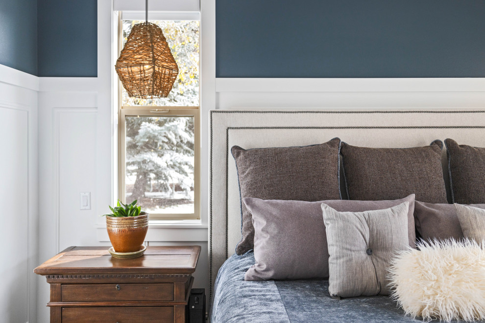 Свежая идея для дизайна: большая хозяйская спальня в классическом стиле с синими стенами, ковровым покрытием, серым полом и панелями на стенах без камина - отличное фото интерьера
