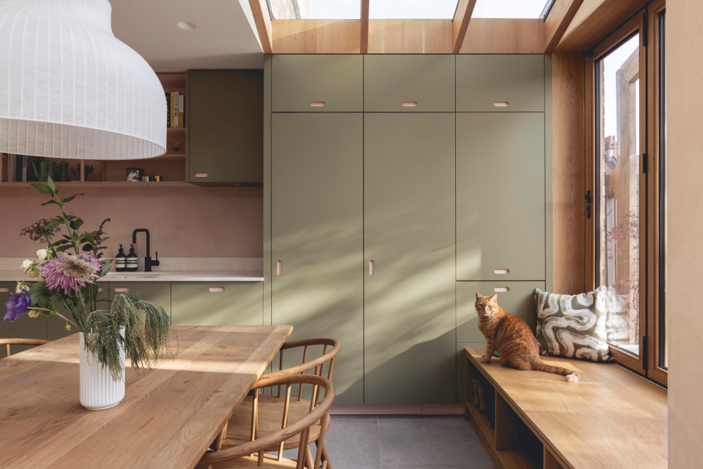Идея дизайна: столовая в скандинавском стиле с с кухонным уголком и серым полом без камина