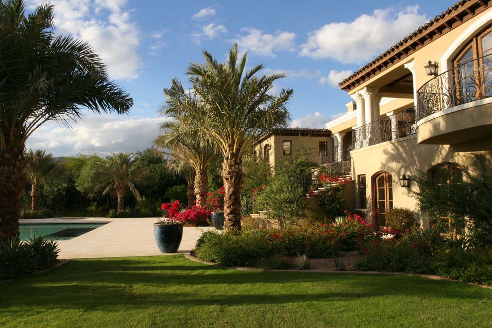 Mediterraner Garten hinter dem Haus mit Natursteinplatten in Phoenix