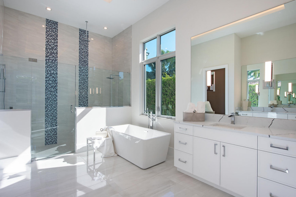 Inspiration för mellanstora exotiska badrum, med ett fristående badkar och en dusch i en alkov