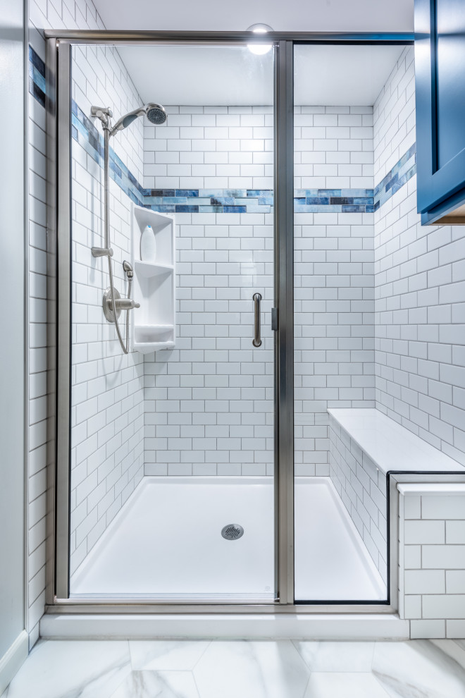 Idées déco pour une petite salle de bain classique avec des portes de placard bleues, WC séparés, un carrelage blanc, un carrelage métro, un mur gris, un sol en vinyl, un lavabo intégré, un plan de toilette en onyx, un sol blanc, une cabine de douche à porte coulissante, un plan de toilette gris, meuble simple vasque et meuble-lavabo encastré.