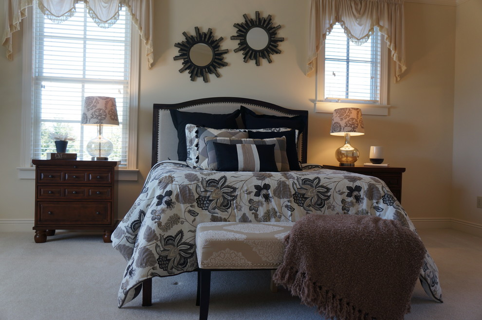 Design ideas for a traditional bedroom in Columbus.