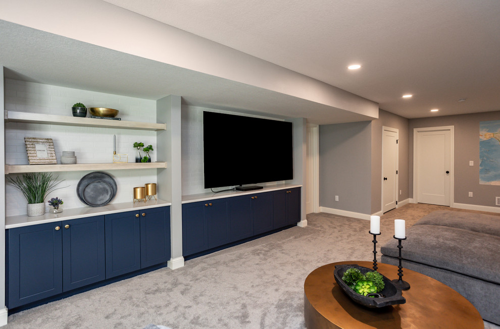 Ejemplo de sala de estar con barra de bar abierta clásica renovada grande con paredes grises, moqueta, pared multimedia y suelo gris
