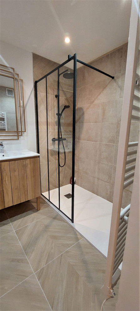Modern inredning av ett mellanstort en-suite badrum, med en kantlös dusch, beige kakel, ett fristående handfat, beiget golv och med dusch som är öppen