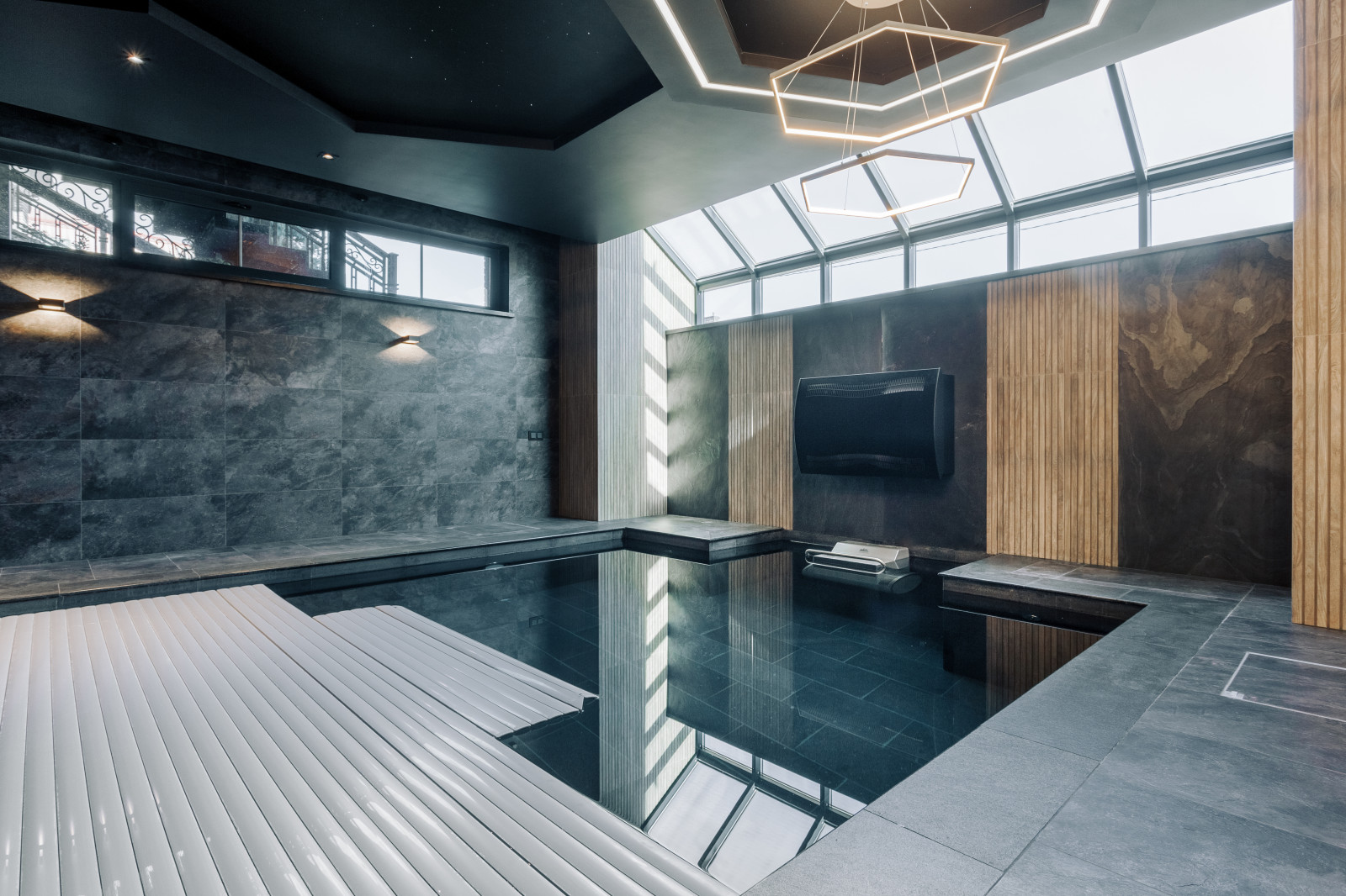Сауна с бассейном в цоколе частного дома.