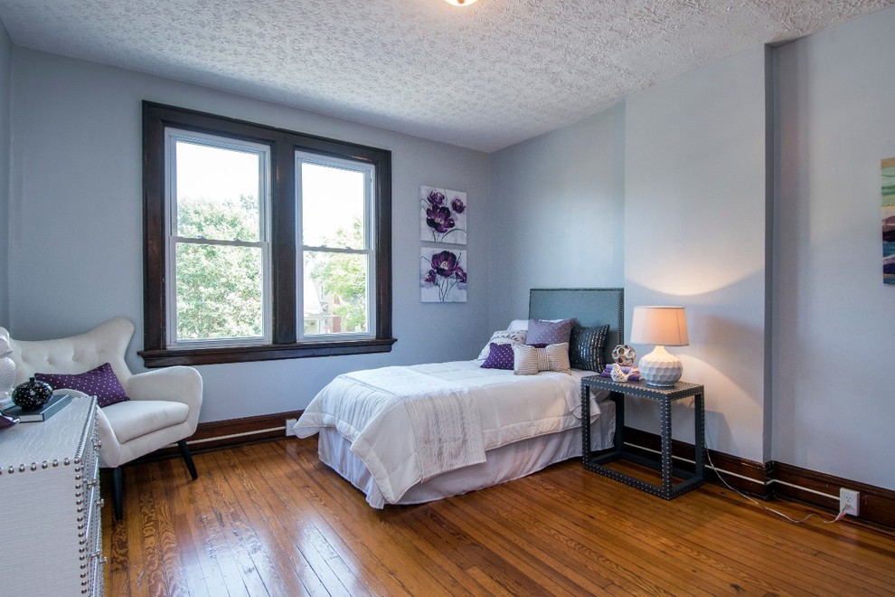 This is an example of a transitional kids' room for girls in Columbus with grey walls, medium hardwood floors and brown floor.