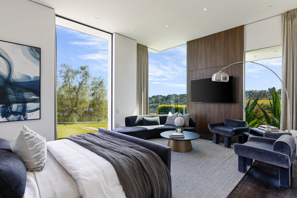 На фото: гостевая спальня среднего размера, (комната для гостей) в стиле модернизм с белыми стенами без камина с