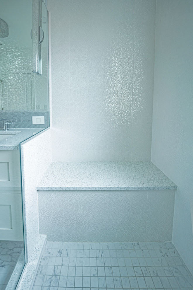 Inspiration för ett mellanstort funkis grå grått en-suite badrum, med luckor med infälld panel, vita skåp, en dusch i en alkov, vita väggar, klinkergolv i porslin, ett undermonterad handfat, bänkskiva i kvarts, vitt golv och dusch med gångjärnsdörr