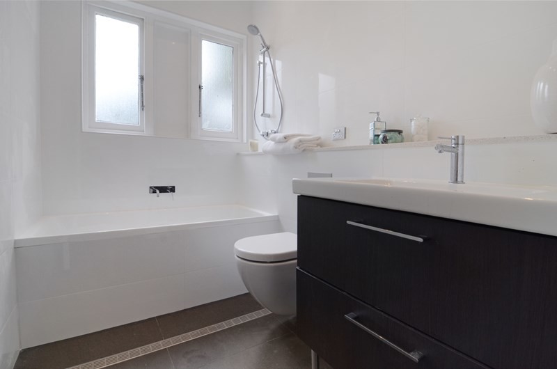 Design ideas for a contemporary bathroom in Sydney.