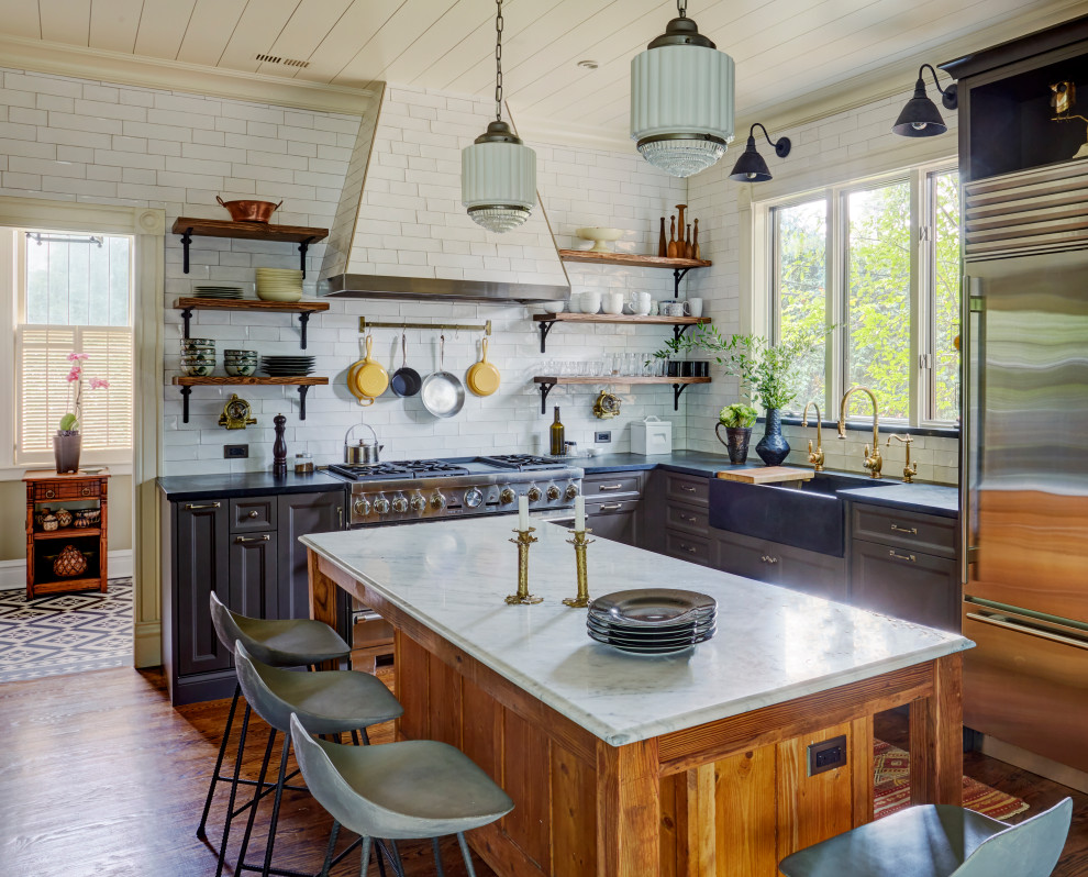 Example of a transitional kitchen design in Chicago