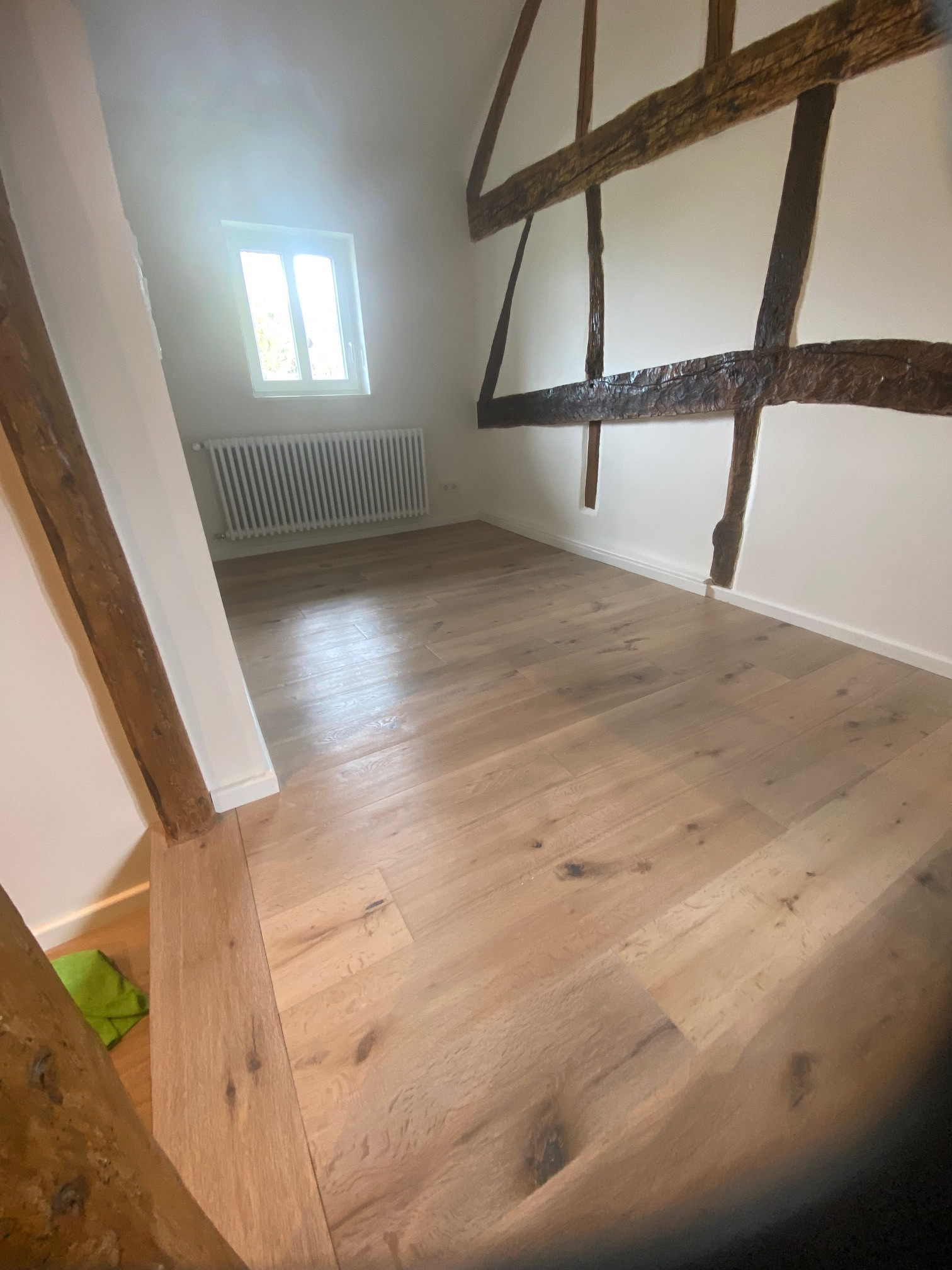 Kleines Lesezimmer mit alten Holzbalken