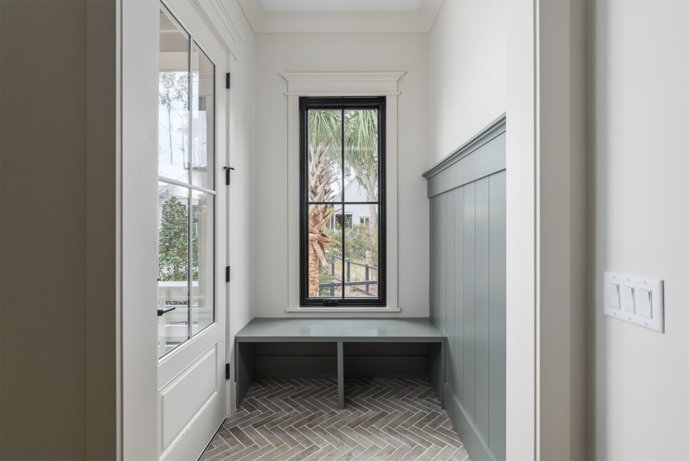 Ispirazione per un ingresso con anticamera scandinavo con pareti bianche e pavimento in mattoni