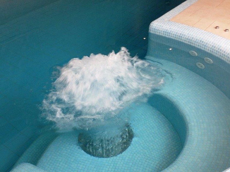 Бассейн в частном доме с гейзером